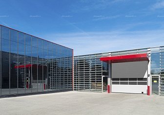 Промышленные ворота с панорамным остеклением Doorhan ISD02 (3000х2400)
